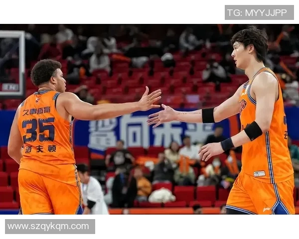 CBA焦点战青岛队迎战山东西王队双方全力争胜展现篮球魅力
